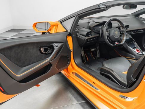 Used 2020 Lamborghini Huracan EVO image 22