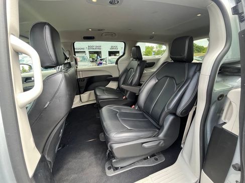Used 2023 Chrysler Pacifica Touring-L FWD image 23
