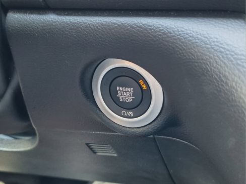 Used 2025 Chrysler Pacifica Select FWD image 24