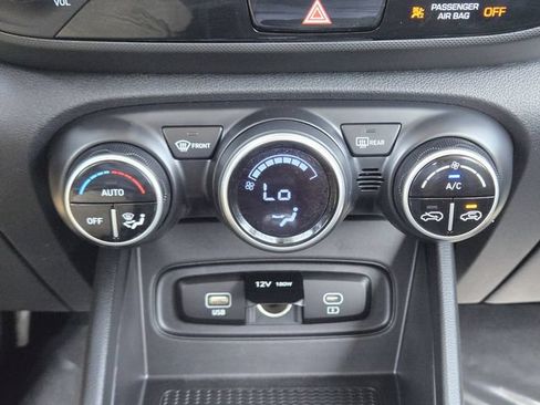 Used 2024 Hyundai Venue SEL FWD image 18