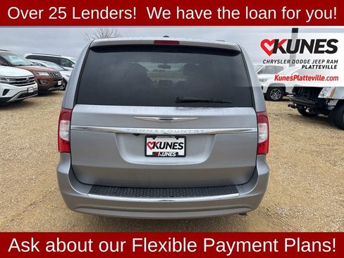 Used 2014 Chrysler Town & Country Touring image 4