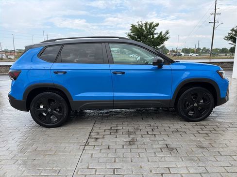 Used 2025 Volkswagen Taos SE AWD/4WD image 8
