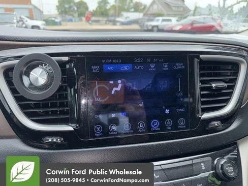 Used 2017 Chrysler Pacifica Touring-L FWD image 7