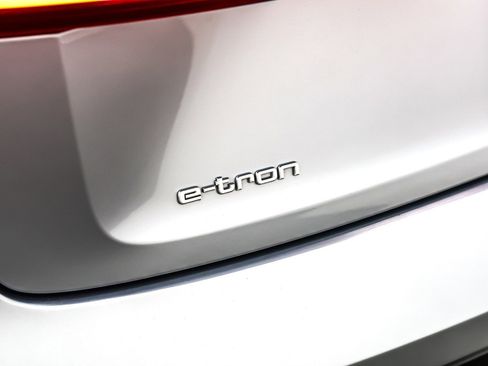 Used 2022 Audi e-tron Premium image 8