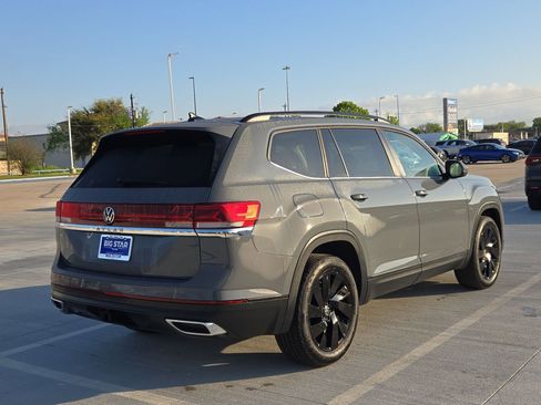 Used 2025 Volkswagen Atlas SE image 3