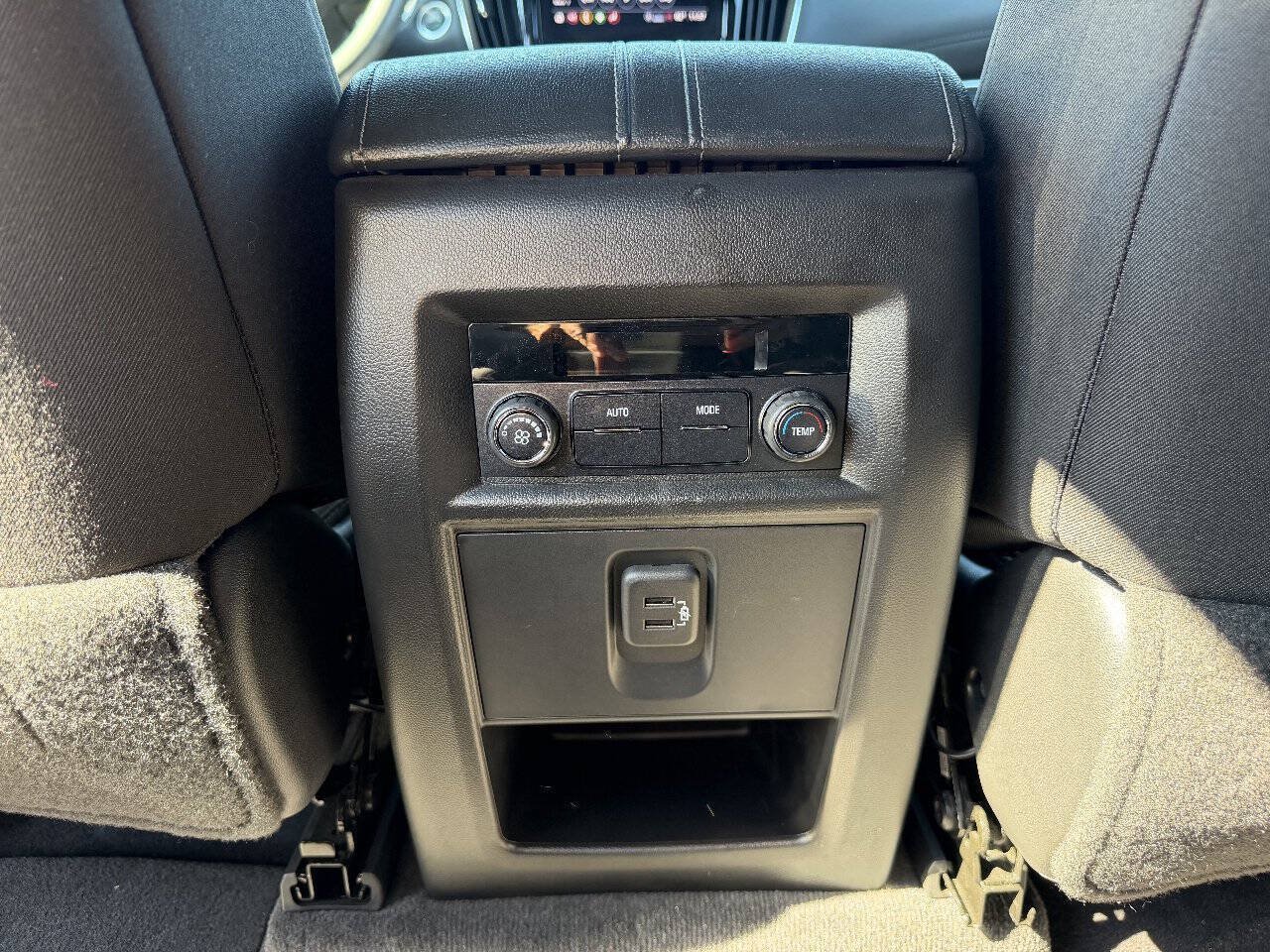 Used 2022 Chevrolet Traverse LT FWD image 15