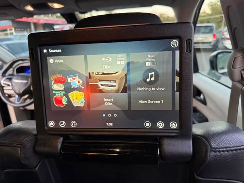 Used 2018 Chrysler Pacifica Touring-L Plus image 16