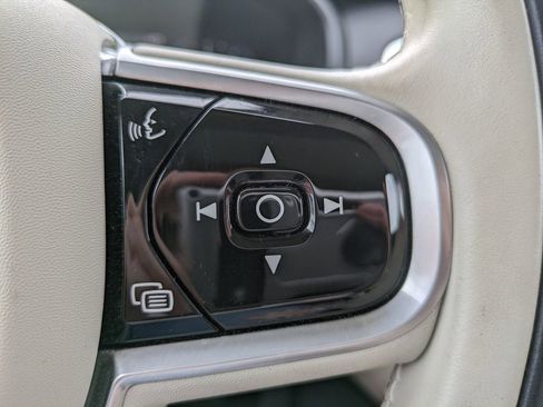 Certified 2022 Volvo XC90 T6 Momentum w/ Advanced Package image 27