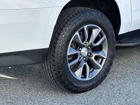 Used 2022 Chevrolet Suburban LT w/ Luxury Package image 8