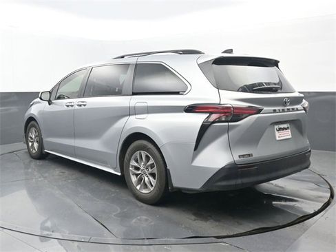 Used 2022 Toyota Sienna LE image 3