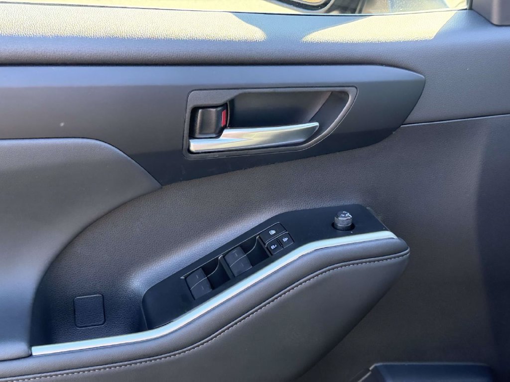 Used 2026 Toyota Highlander XLE AWD/4WD image 15