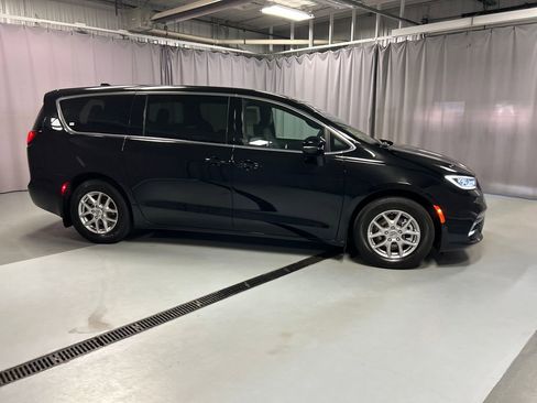 Used 2025 Chrysler Pacifica Select w/ Uconnect Theater Family Group FWD image 8