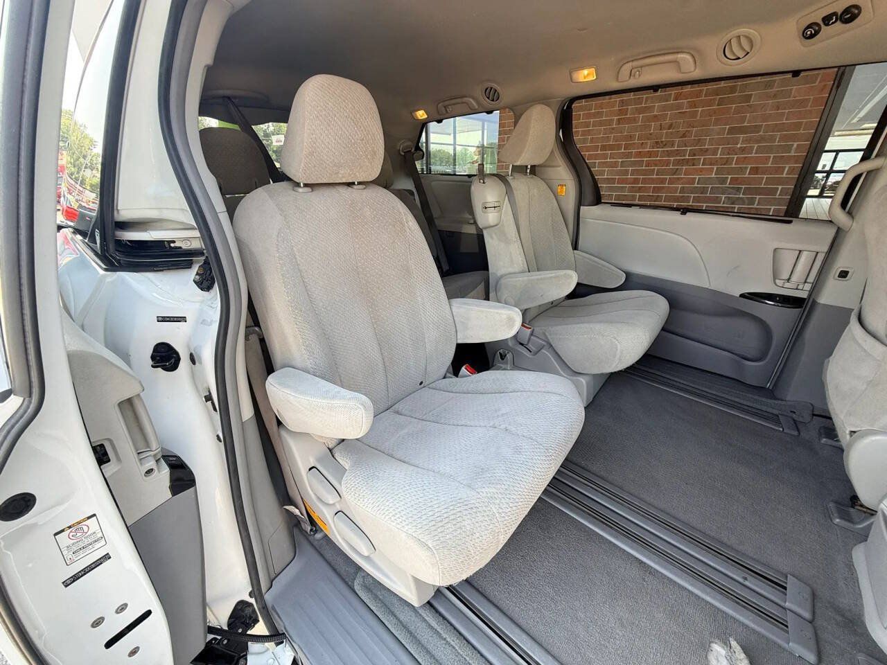 Used 2011 Toyota Sienna LE w/ Towing Pkg FWD image 13