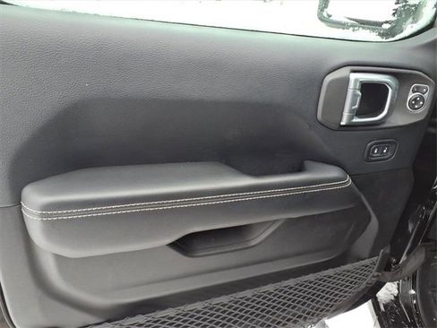 Used 2018 Jeep Wrangler Unlimited Sahara w/ Uconnect 4C Nav & Sound Group image 12