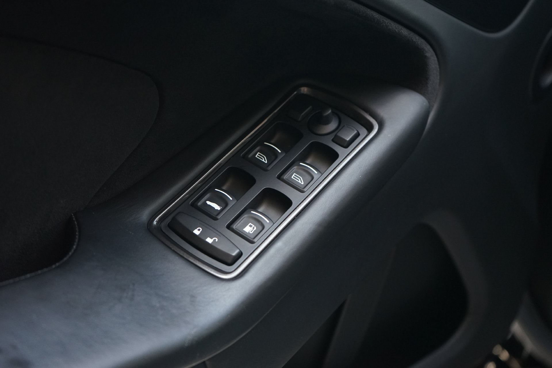Used 2015 Aston Martin Vanquish Coupe RWD image 24
