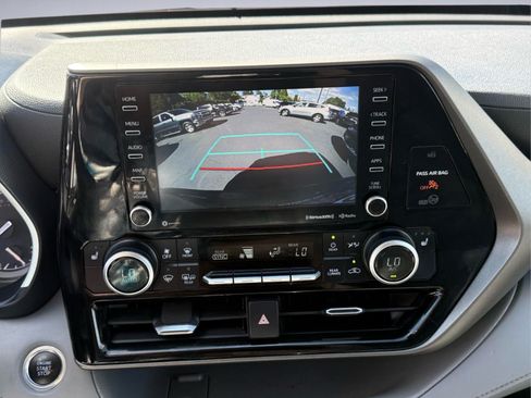 Used 2021 Toyota Highlander XLE AWD/4WD image 24