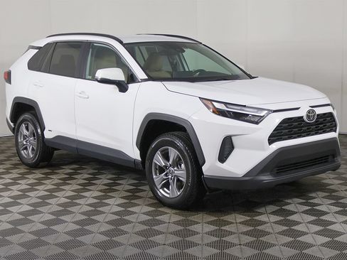 Used 2025 Toyota RAV4 XLE AWD/4WD image 2