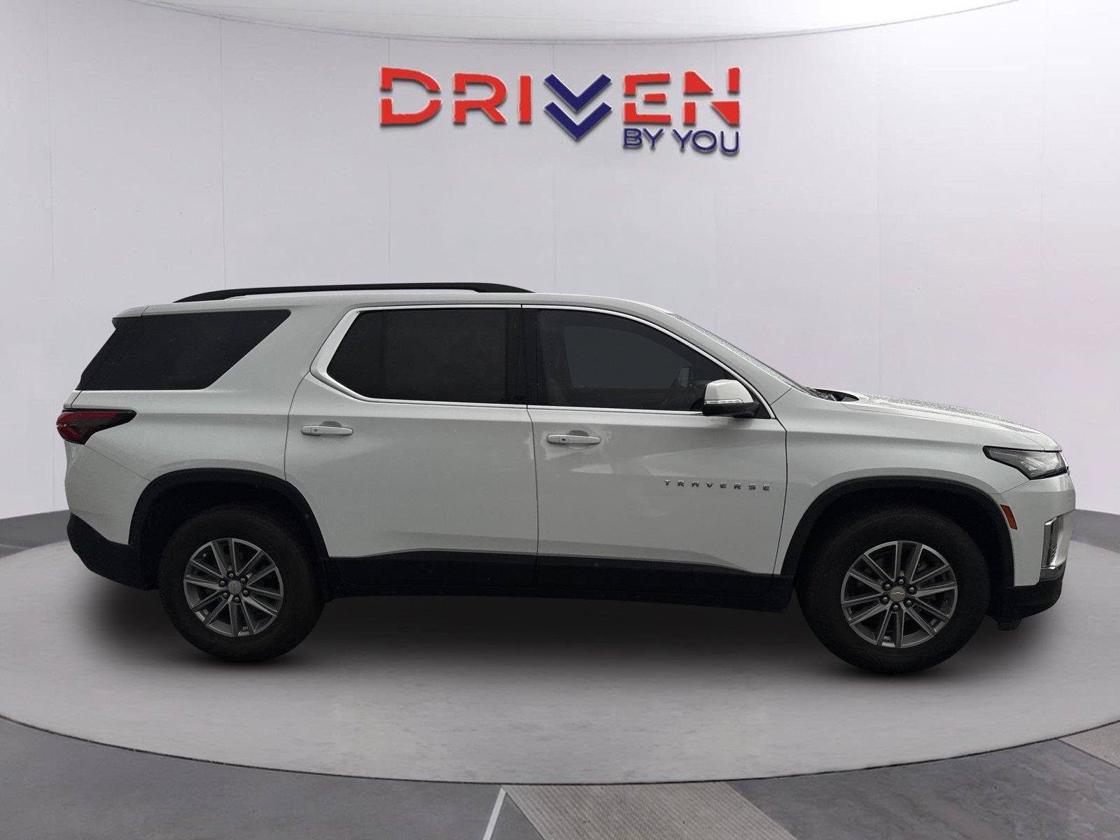 Used 2023 Chevrolet Traverse LT FWD image 3