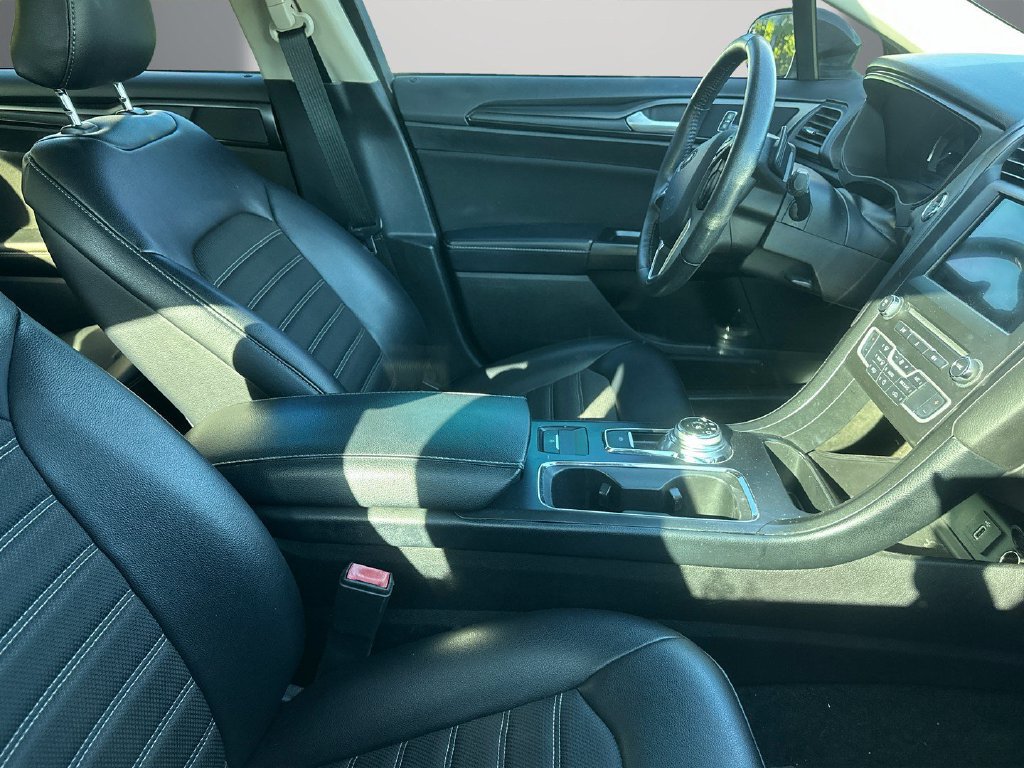 Used 2018 Ford Fusion SE w/ Equipment Group 201A FWD image 6