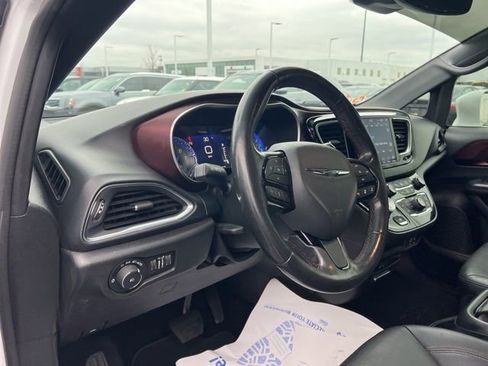 Used 2019 Chrysler Pacifica Touring-L image 9