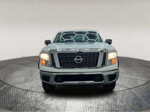 Used 2018 Nissan Titan SV image 2