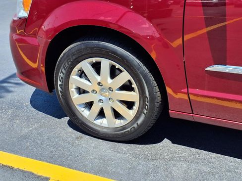 Used 2016 Chrysler Town & Country Touring w/ Driver Convenience Group FWD image 30
