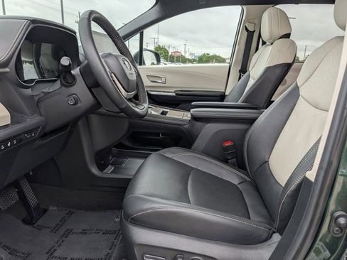 Used 2025 Toyota Sienna Platinum AWD/4WD image 25
