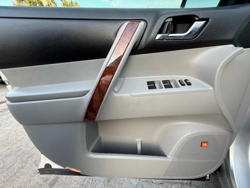 Used 2012 Toyota Highlander Limited w/ Tow Pkg image 21