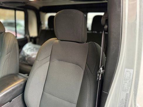 Used 2023 Jeep Gladiator Willys image 8