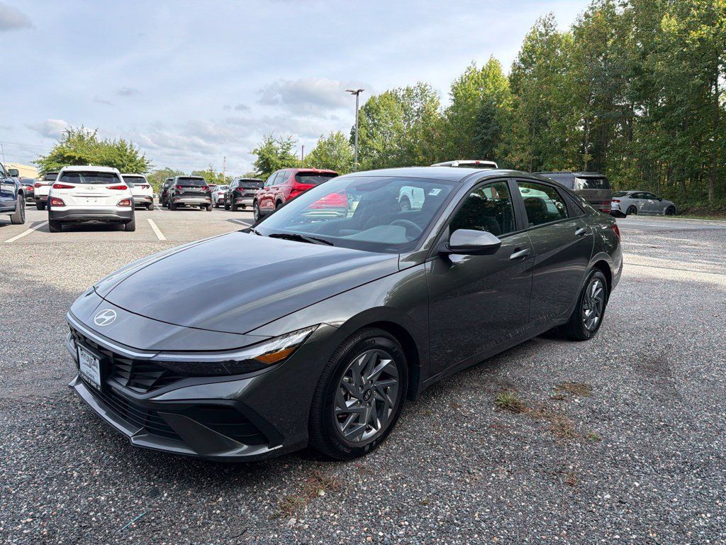 Used 2024 Hyundai Elantra SEL FWD image 2