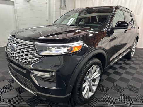 Used 2024 Ford Explorer Platinum w/ Technology Package image 2