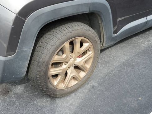 Used 2018 Jeep Renegade Latitude w/ Popular Equipment Group AWD/4WD image 10
