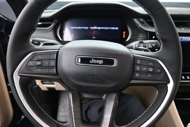 New 2026 Jeep Grand Cherokee Limited w/ Trailer Tow Package AWD/4WD image 11