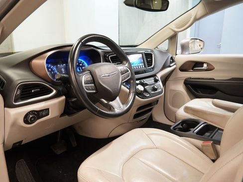Used 2018 Chrysler Pacifica Touring-L image 6