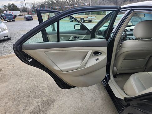 Used 2010 Toyota Camry Base 4dr Sedan 6A image 9