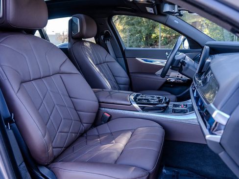 Used 2024 BMW i7 eDrive50 image 22