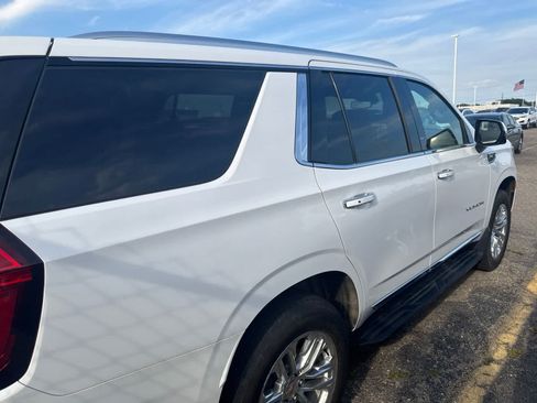 Used 2024 GMC Yukon SLT w/ SLT Premium Package AWD/4WD image 12
