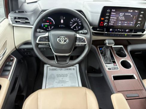 Used 2024 Toyota Sienna XLE FWD image 4