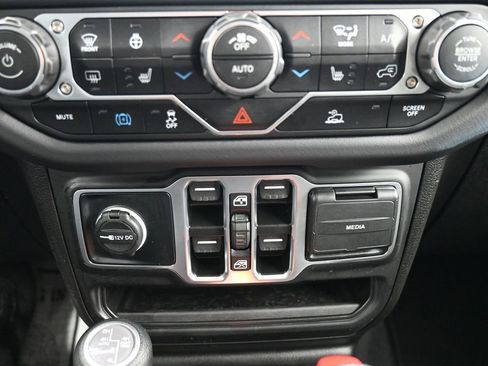 Used 2025 Jeep Wrangler Unlimited Sahara image 24