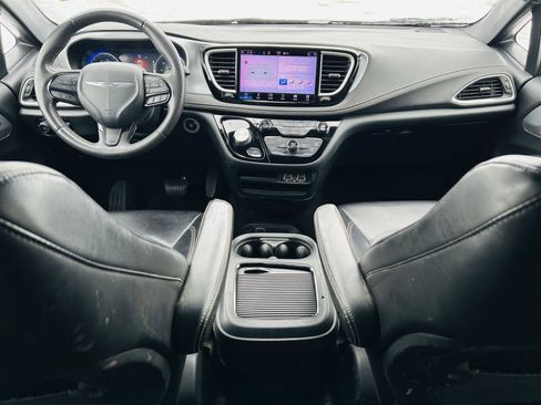 Used 2023 Chrysler Pacifica Touring-L w/ S Appearance Package image 34