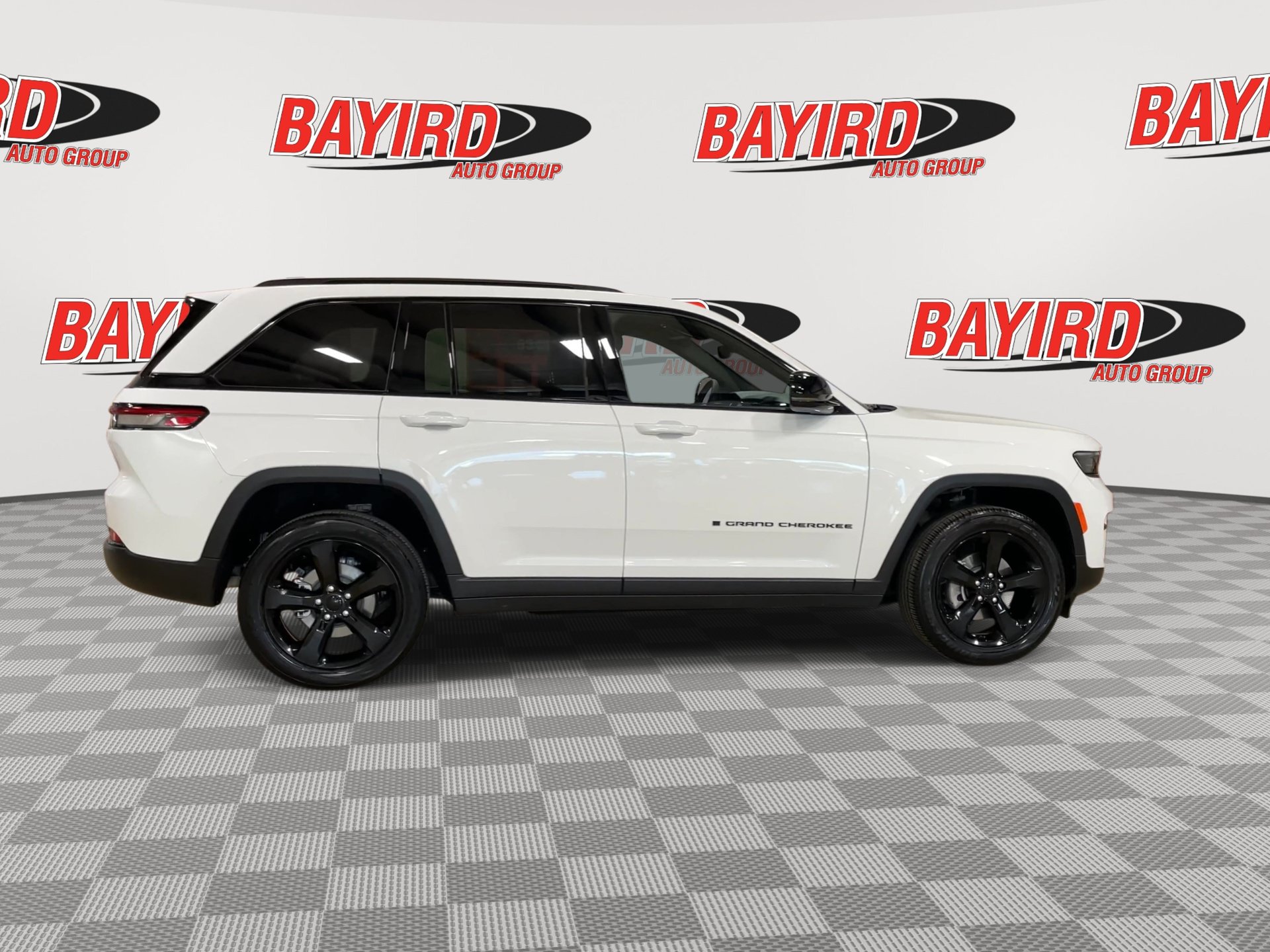 Used 2023 Jeep Grand Cherokee Altitude RWD image 9