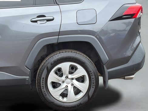 Used 2021 Toyota RAV4 LE AWD/4WD image 24