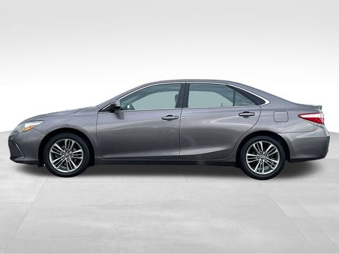 Used 2016 Toyota Camry SE image 2