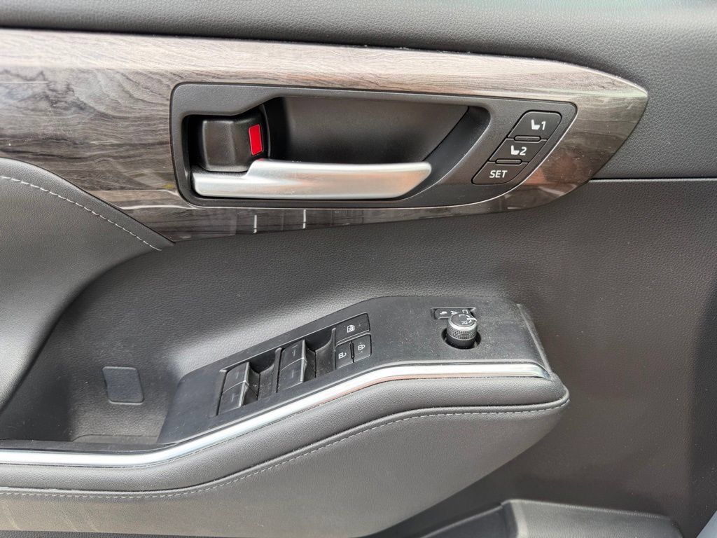 Used 2024 Toyota Highlander Limited FWD image 30