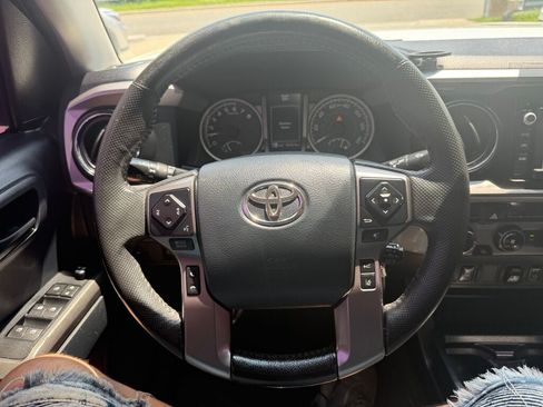 Used 2018 Toyota Tacoma SR5 AWD/4WD image 12