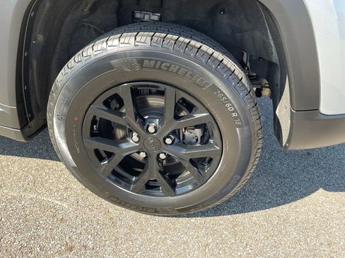 Used 2025 Jeep Grand Cherokee Altitude AWD/4WD image 41