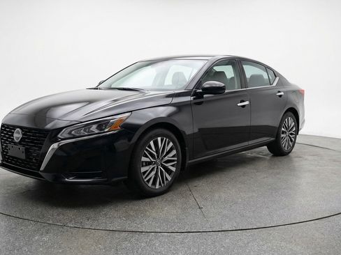 Used 2025 Nissan Altima 2.5 SV FWD image 3