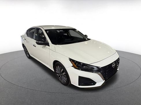 Used 2025 Nissan Altima 2.5 SV image 1