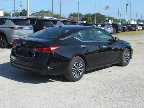 Used 2024 Nissan Altima 2.5 SV FWD image 3