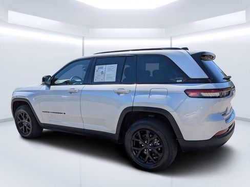 Used 2024 Jeep Grand Cherokee Altitude AWD/4WD image 4